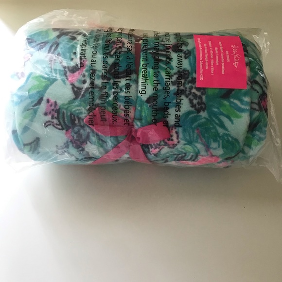 Brand New Lilly Pulitzer Fleece Blanket in Barking Up The Palm Tree 47”x63” - Picture 4 of 7